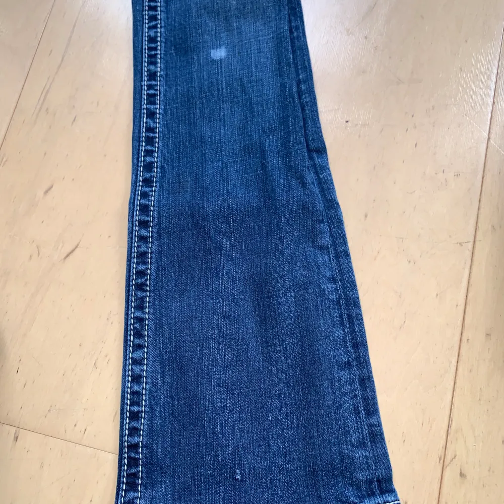 Låga vintage Miss me i bootcut🩷 midja 78cm & Innerben 85cm🩷 obs saknar två bitar fram & två bak, har en fläck fram ( se bilder). Jeans & Byxor.