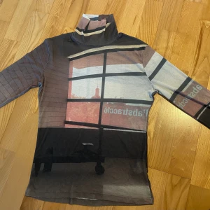 Mönstrad polotröja - Vettefan vad det är för tyg, men den är jättetun och väldigt stretchig.  Perfekt om man will show of musklerna eller tuttarna, eller att ha under en sweatshirt t.ex. 😔👊🏻