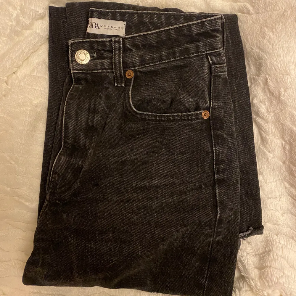 Säljer ett par väl använda svarta vida jeans från zara. Men de är ändå i fint skick!. Jeans & Byxor.