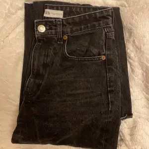 Säljer ett par väl använda svarta vida jeans från zara. Men de är ändå i fint skick!