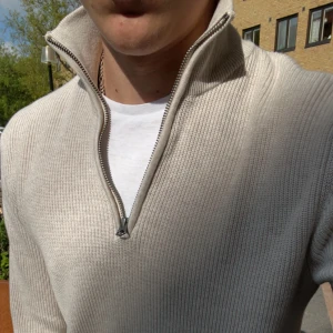  halv zipp  - Jätte bra skick och riktigt fin nu till sommaren inga defekter priset går att diskutera 