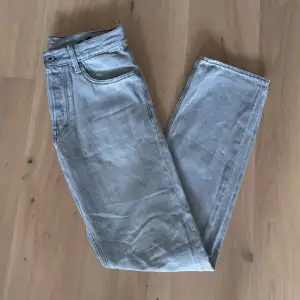 Tja säljer dessa snygga gråa jeans från g-star säljes för att dem aldrig kommer till användning därav växt ur dem😀 Skicket på byxorna är användt skick men ändå väldigt fint skick👌strl W28 L32👖 Pris 499kr🔥nypris: 1500kr