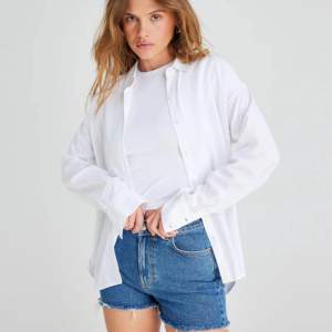 Jätte snygga jeans shorts i ett jätte bra skick!😍 Bilderna är från riktiga hemsidan (jag köpt ifrån) men ser exakt likadan ut! Tveka inte att fråga om du vill ha fler bilder❤️