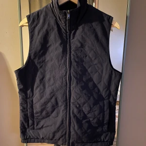 riley väst - en helt ny riley väst, använd endast två gånger helt nytt skicka 10/10, säljer då jag har tröttnat på den, kom privat för frågor och funderingar🙌!!