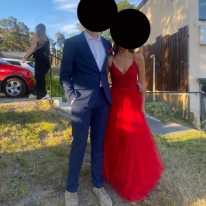 balklänning  - säljer min jätte fina o eleganta balklänning. den är endast använd vid ett tillfälle och i ett väldigt bra skick. det är en storlek 36 men passar mig som oftast bär 34-36. köptes för 3500kr men är helt slutsåld❤️