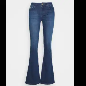 Så fina Bootcut jeans som tyvärr är för små på mig!! Har lite tecken på användning, men ibget man tänker på💗 nypris är ca 1700 kr!! Skriv till mig om ni vill ha fler bilder
