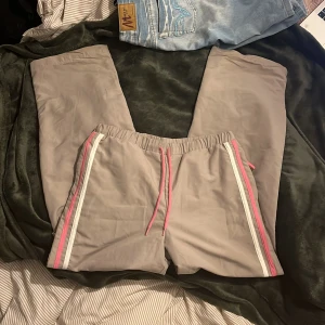 Baggy byxor  - Coola Baggy träningsbyxor som inte kommer till andvönding 💖💖Skiv om du vill veta mått eller ngt 