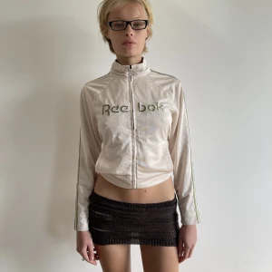 Zipup  - Reebok zip up, köpt secondhand.   Fraktar från paris, köparen står för frakten 💕