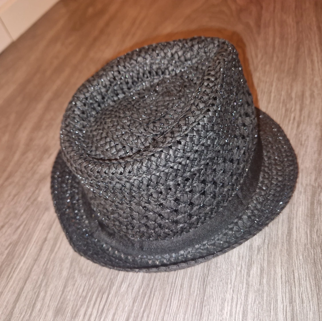 Stråhatt i svart för barn. - 92