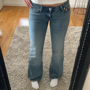 Lowwaist jeans från weekday: Nova low slim bootcut jeans i storlek W25/L32! Sitter lite tight på mig. Fint skick och knappt använd🩷 Pris kan diskuteras, nypris 590kr