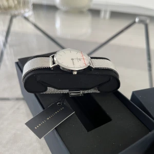 Daniel Wellington klocka - Säljer en jättesnygg och stilren Daniel Wellington klocka. Helt oanvänd och knappt tagen ur kartongen. Beställde 2 och blev aldrig att jag skickade tillbaka denna. Nypris 1699:-och säljer för 999:-