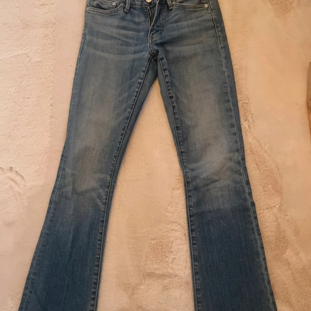  Låg midjade bootcut jeans i storlek 25/32 köpte second hand men är mycket bra skick.😊. Jeans & Byxor.