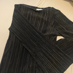 Blus - Så fin och populär tröja från stockh lm i storlek s. Passar xs-s skulle jag säga. Använd fåtal gånger, inga defekter. 🤍