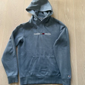 Hoodie Tommy Hilfiger - En hoodie från Tommy Hilfiger passar även S