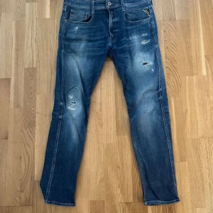 Replay jeans anbass  - Hej! Säljer ett par riktigt snygg  anbass jeans som är i topp skick! Dem är strl 36/32 men passar dig  som har 34 i midjan!  Dem är perfekt nu till sommarkvällar och höljer din stil!  Vid funderingar så är det bara att skriva 