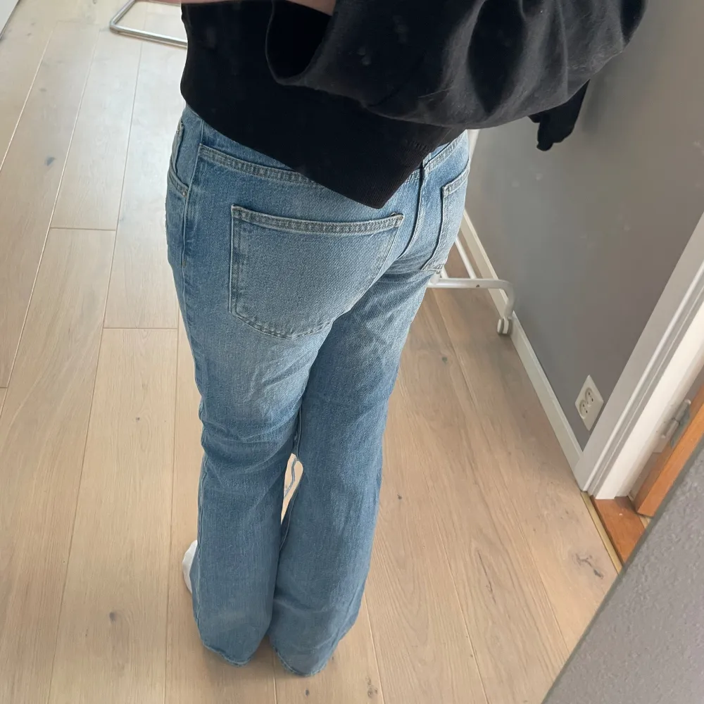 säljer dessa jeansen från gina, använda fåtal gånger💕. Jeans & Byxor.