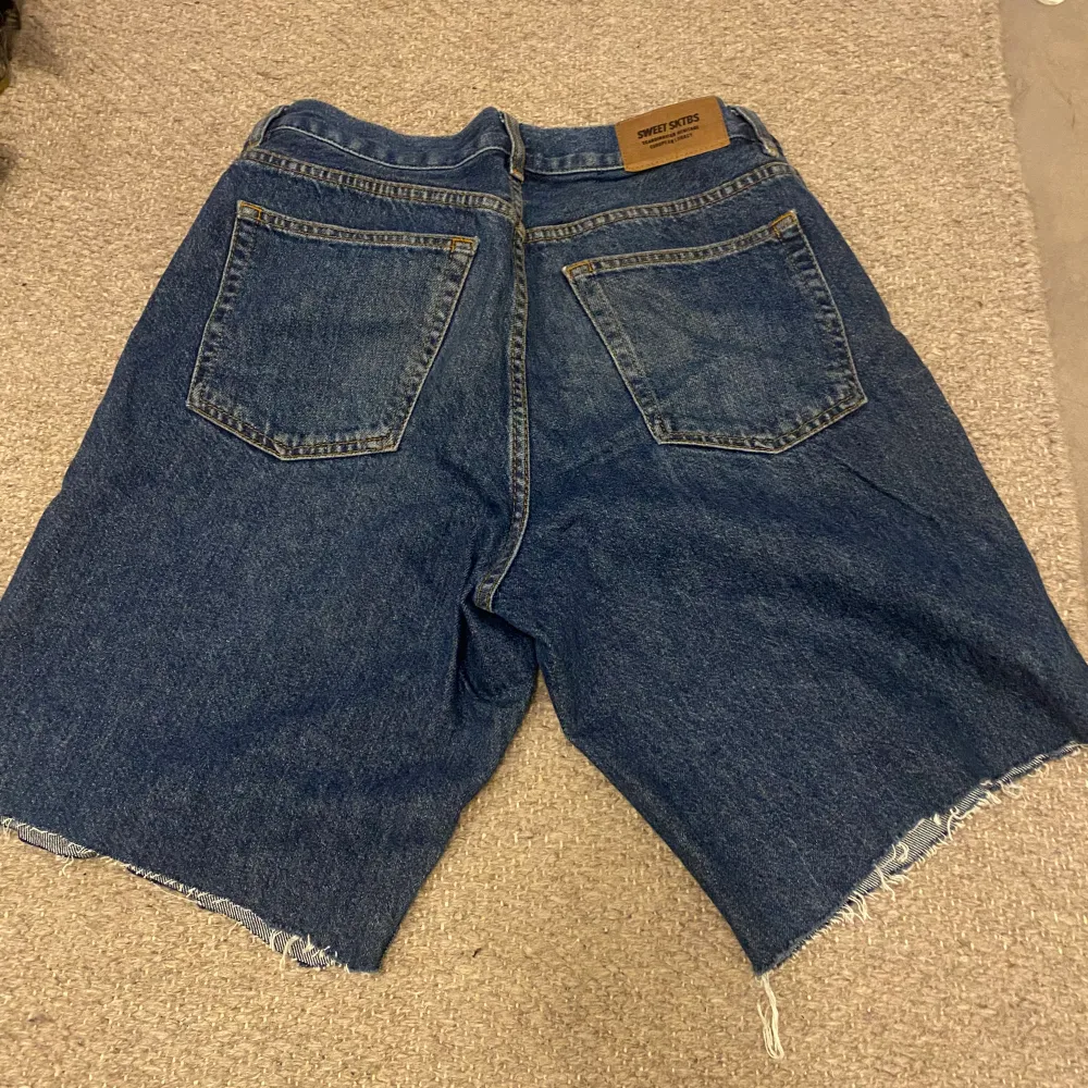 Snygga jeans shorts från Sweet sktbs, storlek xs men skulle säga de passar som s. Shorts.