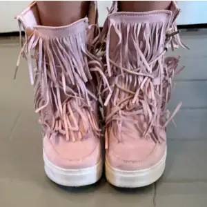Söker dessa rosa frans skorna i storlek 36/37!💗