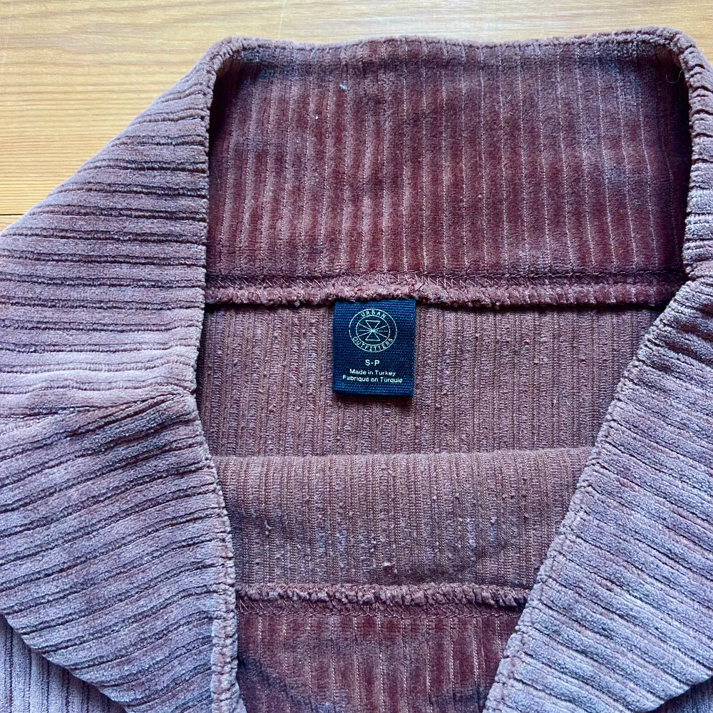 Kort minikjol från Urban Outfitters, köpt sommaren 2023 men aldrig använd då jag tyckte den var för kort. Mjukt tyg och stretchig, i en superfin färg! . Hameet.