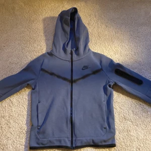 Nike tech - Hej jag säljer min blåa Nike tech i storlek 137-147cm. Den är köpt på Nikes hemsida och är i superbra skick. Smsa vid frågor och extra foton. 😄