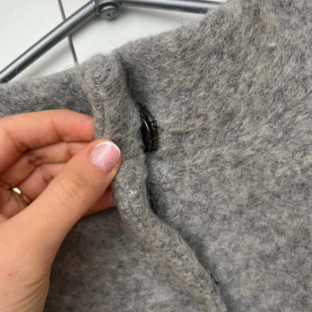 Säljer denna trekvartsärms kappa i nyskick. Storlek 36/38, grå i ylle.  Den är väldigt lätt i material, kan alltså användas under sommarkvällar☀️! (Skriv för bilder på)  . Jackor.