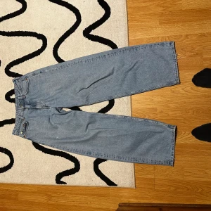 Jeans  - Säljer dessa jeans från weekday dom är i rätt så bra skick förutom det du ser på bilden dom är storlek 24 säljer dom för 250kr. Och dom är bagy