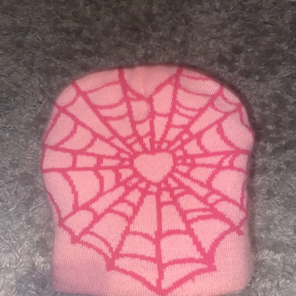 Jättesöt rosa mössa som ger mig spiderman vibes! Kontakta för mer info💓. Accessoarer.