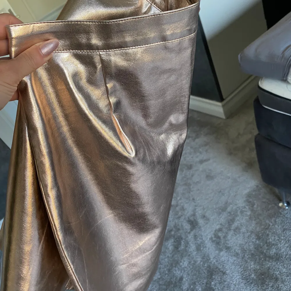 Bronze metallic kjol från River Island strl 34. Kjolar.