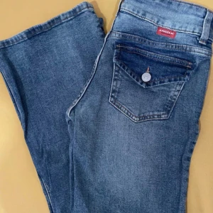 Jeans flared - Säljer dessa limiter jeans från H&M som såldes för ca 2 år sedan, vilket är slut i lager just nu men jag har tröttnat❤️ 