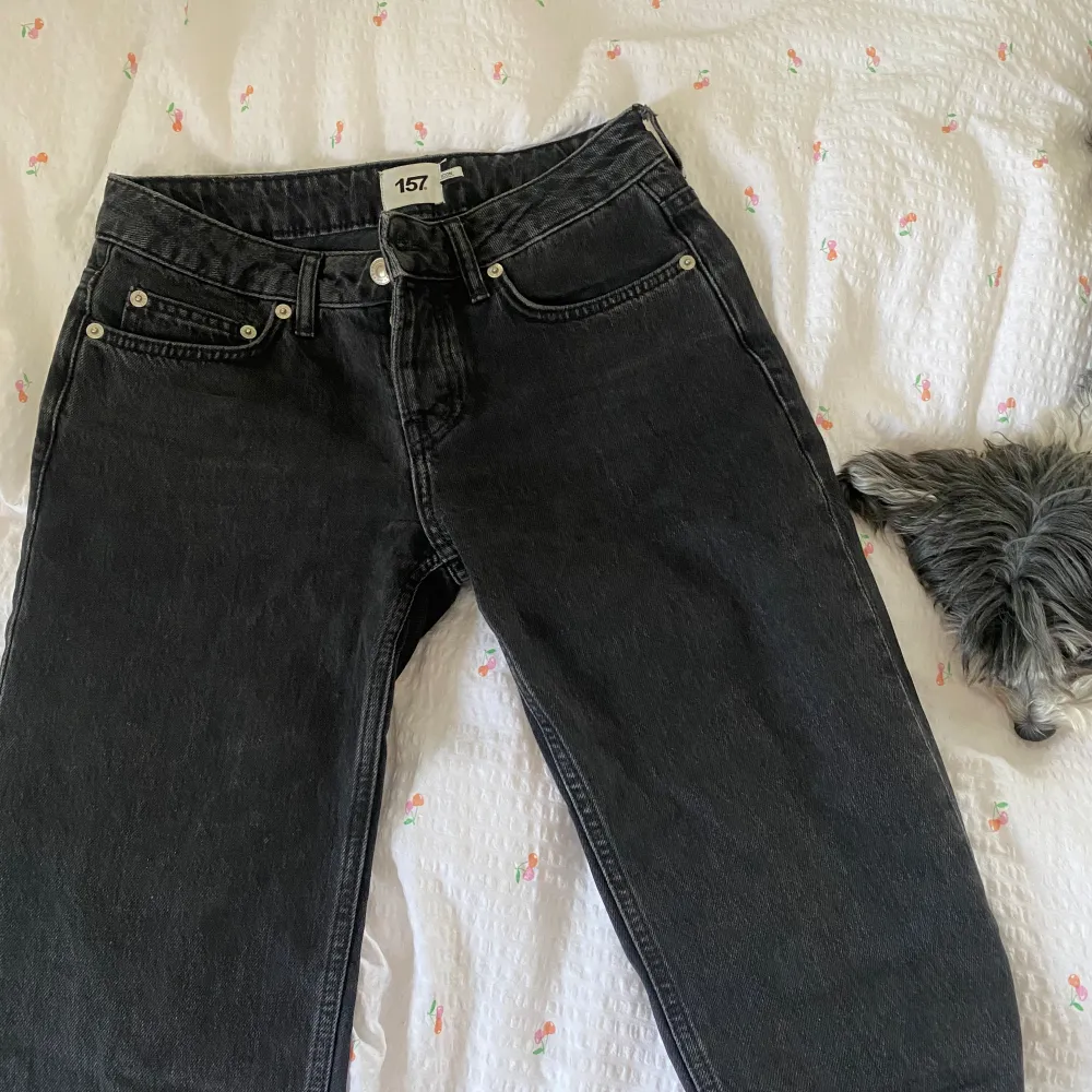 Svarta lågmidjade icon jeans från lager 157 i storlek xs. Är lite för korta på mig som är 176 cm. Nypris 400 kr🌷🪩. Jeans & Byxor.