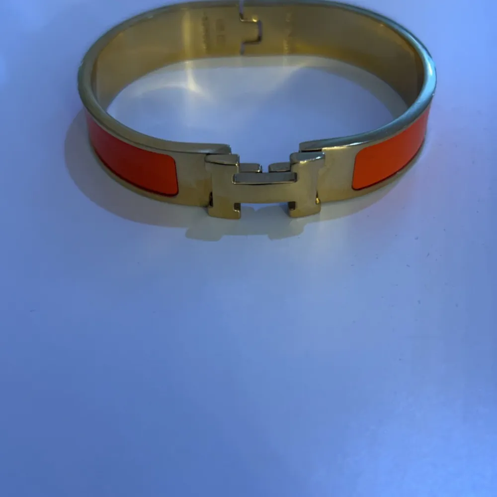 Orange/guld hermes armband . Accessoarer.