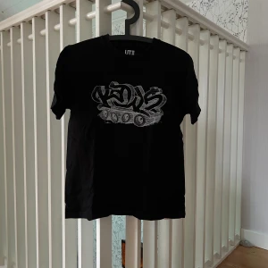 Kaws T Shirt - Säljer denna snygga svarta Kaws T Shirten Strl XS Inga defekter Hör av er angående frågor/ fler bilder!