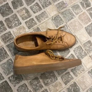 Bruna Skor ffån common projects - Superfina i använt skick storlek 43