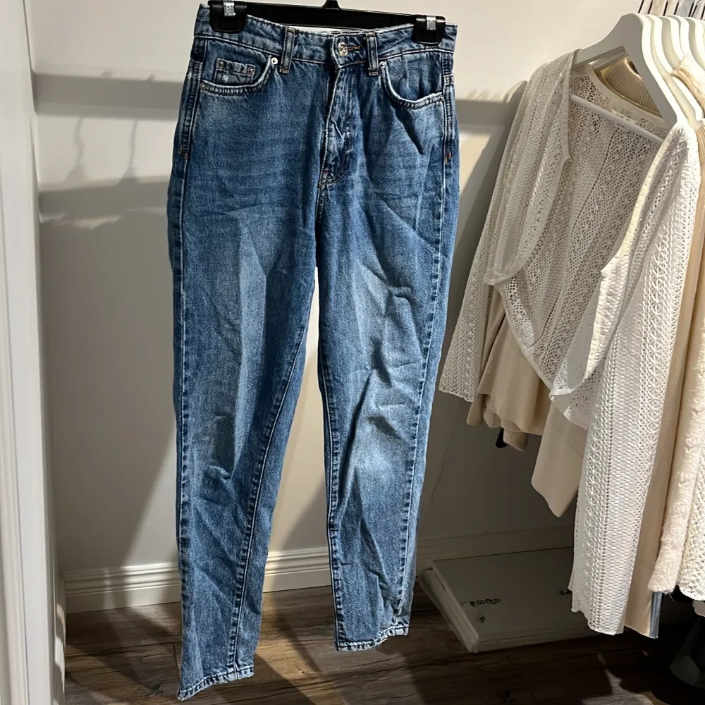 Dagny mom jeans från Gina Tricot i strl 34.. Jeans & Byxor.