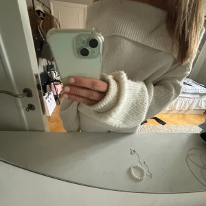Vit stickad tröja - Jättesöt stickad tröja som man kan vika ner. Inte använt många gånger och därför jag säljer💘