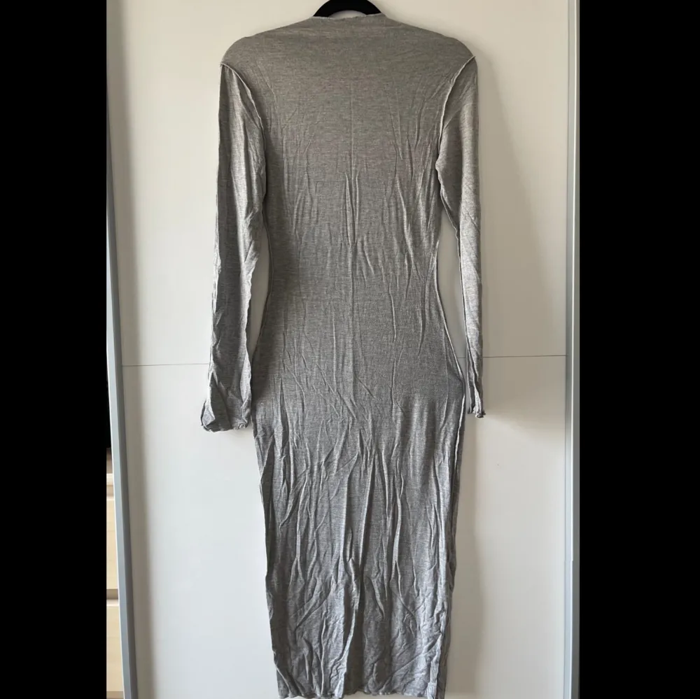 Grå långärmad Maxi klänning från Shein. Köptes hösten 2022 och har använts endast 1 gång. Jätte bra skick. Ursäkta bilden, plagget har tvättats men måste strykas. . Klänningar.