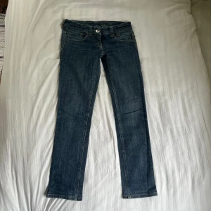 Jeans  - Midjemått( rätt över): 37cm  Inerbenslängd: 73cm   Köp dem via ”KÖP NU” eller Swish  