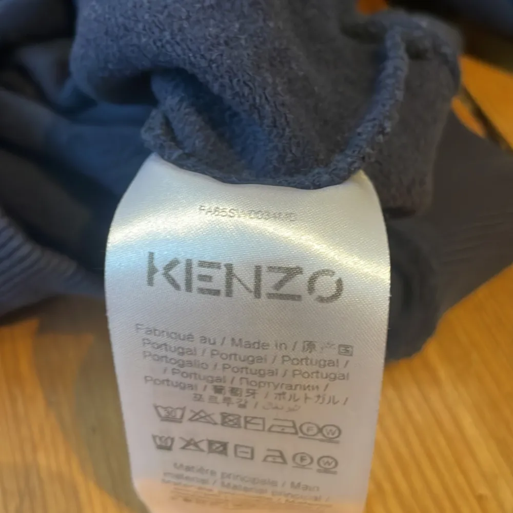 Hej! Säljer den här Kenzo sweatshirten i storlek XS eftersom den är för liten. 10/10 skick nästan helt oanvänd. Såklart är den äkta. Priset kan diskuteras. Skriv gärna om ni har några funderingar! . Hoodies.