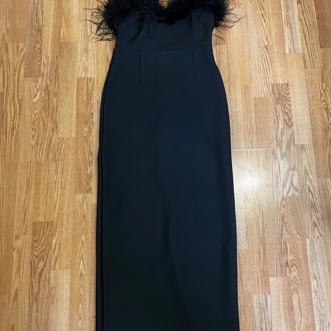 Svart fest klänning med fjäder 🪶👗