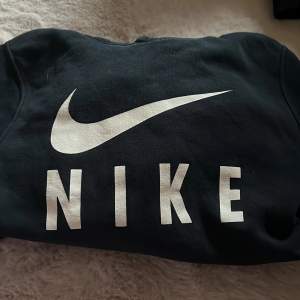 Bra skick! Nike hoodie i storlek 152