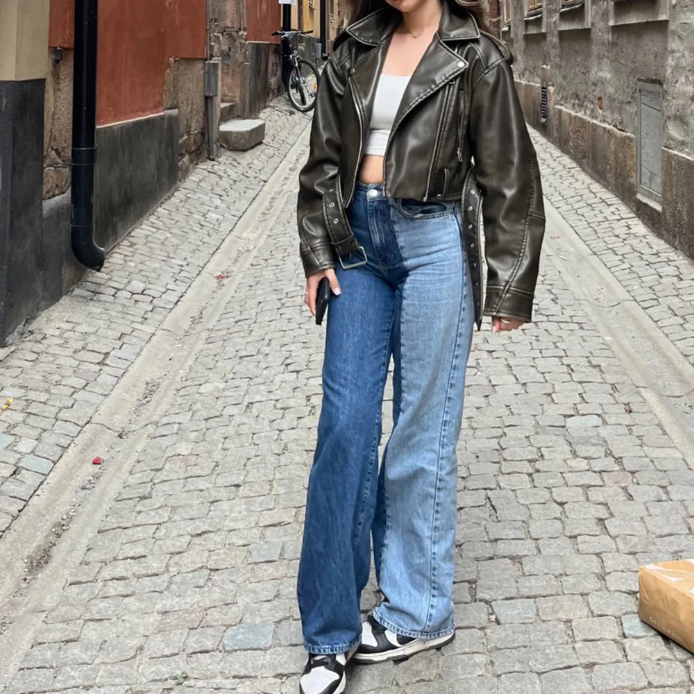 jag säljer mina gina jeans som jag bara har haft på mig ett par gånger. byxorna finns inte längre och är jätte unika. de gör en vanlig outfit till en speciell outfit 😍storleken är 38 men sitter som en 34 ( de är väldigt små ). Jeans & Byxor.