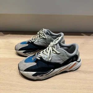yeezy 700 wave runner - Använda men bra skick! 