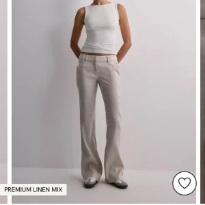 Lågmidjade linnebyxor Nelly - Ordinarie pris: 499 Helt nytt skick, alldrig använda! Modellen är 173 och bär 34