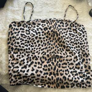 Trendigt leopard linne från Gina