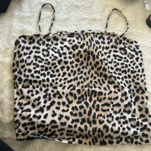 Trendigt leopard linne från Gina