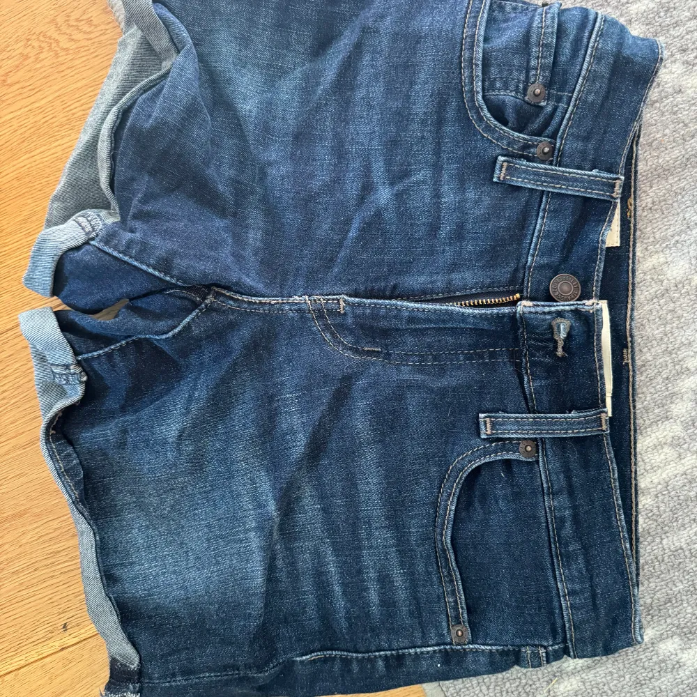 Supersnygga jeansshorts från levis med midwaist. Fint skick och i storlek W24.   //Tilda💞. Shorts.