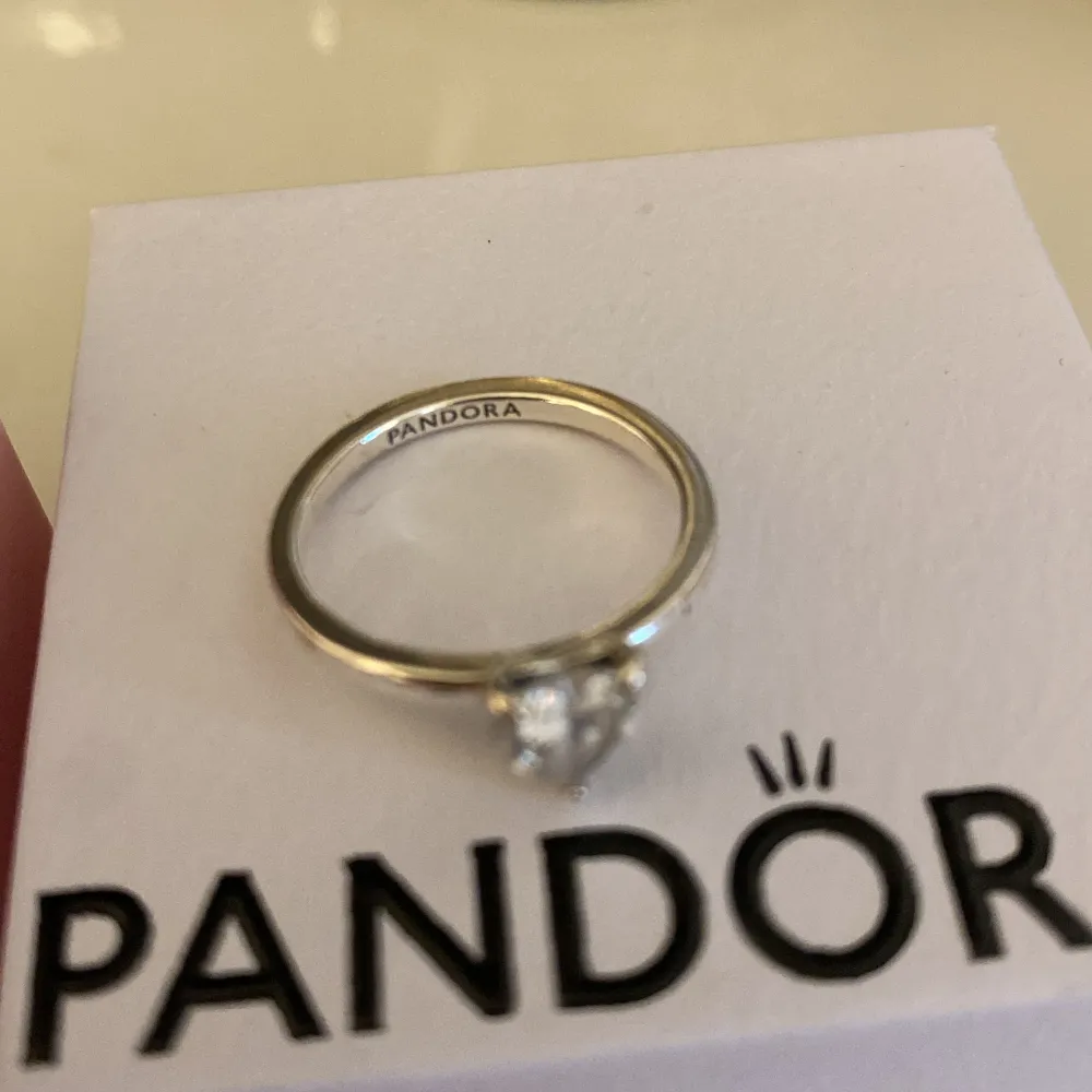 Pandora ring, den var för liten för mig🙃 Den är i storlek 925(50). Använd nån gång, priset kan diskuteras 💗. Accessoarer.