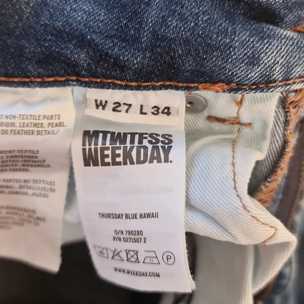 Skinny jeans från Weekday W27 L34. Hitta jeansen i min garderob. Tror aldrig använda. Finns på zalando för 600kr. Jeans & Byxor.