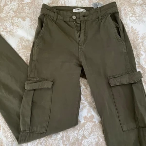 Olivgröna cargopants - Olivgröna cargopants. Använd en gång och säljer pga bytte stil! Perfekt skick, skönt material! Storlek: 34💗💗