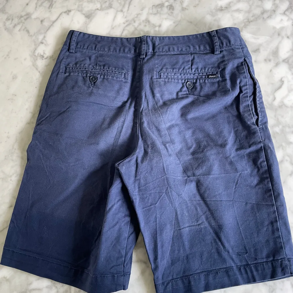 Polo Ralph Lauren chinos shorts. Marinblå i fint skick.  Storlek 16.  Perfekt till sommaren!! Fler annonser ute, kom med bud på dem.. Shorts.